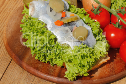 Fischbrötchen mit saurem Hering, Rollmops,Salat, Gewürzgurken, Z