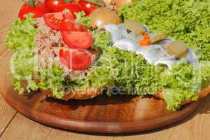 Fischbrötchen mit Thunfisch und saurem Hering, Salat, Gewürzgurk