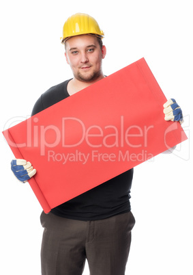 Handwerker hält ein rotes Werbeschild