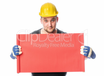 Handwerker hält ein rotes Werbeplakat