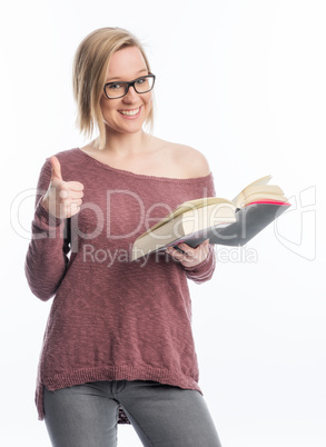 Junge Frau mit Buch zeigt Daumen hoch