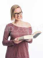 Studentin mit Brille hält ein Buch und lächelt