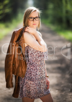 Junge Frau im Frühling mit Lederjacke