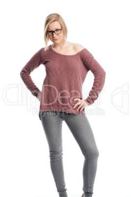 Junge Frau in Jeans schaut skeptisch