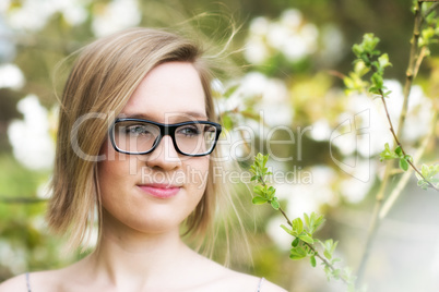 Frau mit Brille im Frühling