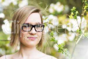 Frau mit Brille im Frühling