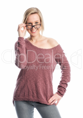 Junge Frau schaut über den Brillenrand