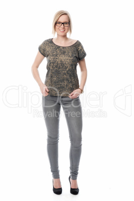 Schlanke junge Frau in Jeans mit Brille