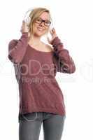 Junge Frau mit Brille trägt Kopfhörer