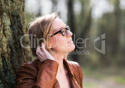 Frau mit Brille genießt die Natur