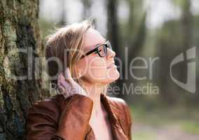 Frau mit Brille genießt die Natur