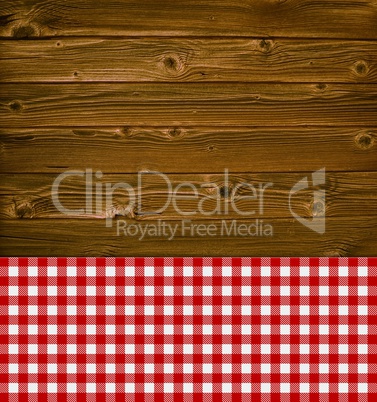Holzbrett mit Holztextur und Tischdecke rot weiß