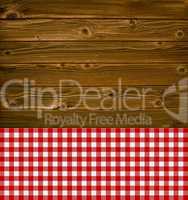 Holzbrett mit Holztextur und Tischdecke rot weiß