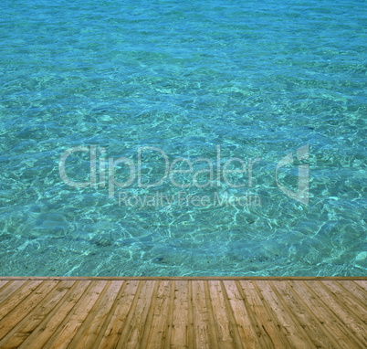 Badesteg aus Holz mit klarem blauen Wasser