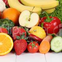 Frisches Obst, Früchte und Gemüse wie Orangen, Apfel, Tomate
