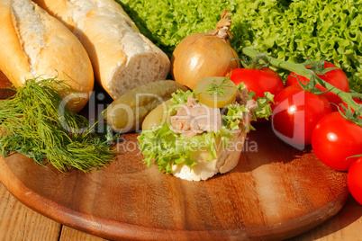 Baguette, Thunfischfilet, Salat, Gemüse