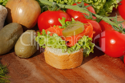 Baguette, geräuchertes Seelachsfilet, Salat, Gemüse