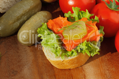 Baguette, geräuchertes Seelachsfilet, Salat, Gemüse