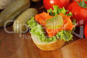 Baguette, geräuchertes Seelachsfilet, Salat, Gemüse
