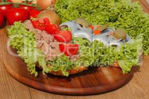 Fischbrötchen mit Thunfisch und saurem Hering, Salat, Gewürzgurk