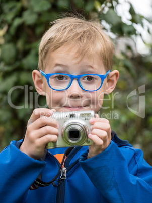 Junge mit Kamera