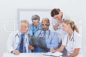 Team of doctors analyzing xray