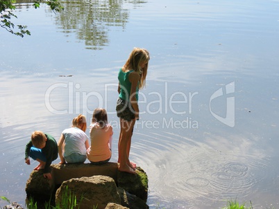spielende Kinder am Fluss