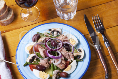 französischer Salat Nicoise auf einem Teller
