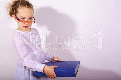 Grundschulkind mit  Aktenordner in der Hand und Bleistift hinter dem Ohr