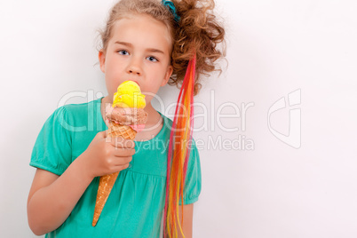 Junges Mädchen mit riesen Eistüte