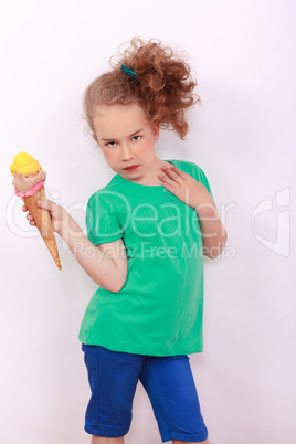 Junges blondes Mädchen mit Eistüte in der Hand