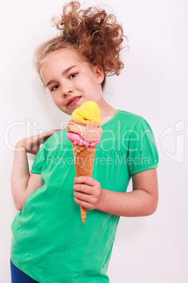 Junges blondes lockiges Mädchen mit Eistüte in der Hand