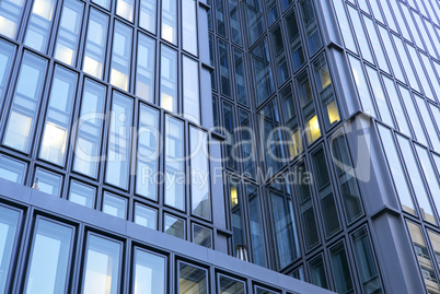 Abstrakte Fassade eines modernen Bürogebäudes