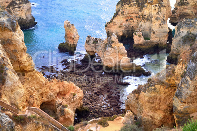 Schöne Felsküste in Algarve, Portugal