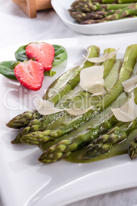 Asparagus with green sauce