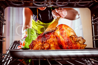 Cooking chicken in the oven at home.