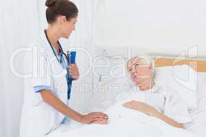 Doctor explaining report to female patient