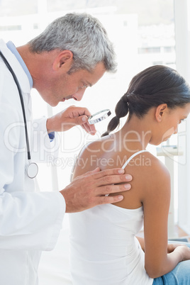Doctor visiting patient in hospital