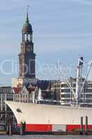 Skyline von Hamburg mit dem Michel und dem Frachtschiff Cap San