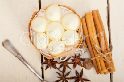 vanilla and spice cream cake dessert