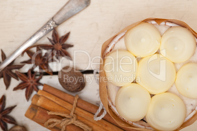 vanilla and spice cream cake dessert