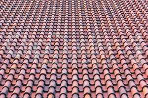 Dach mit roten Dachziegeln