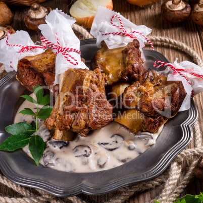 Grilled rinderrippchen with mushroom sauce