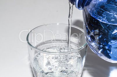 Mineralwasser Glas befüllen