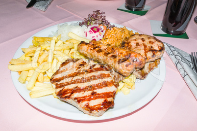 Grillfleisch mit Pommes frites