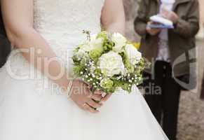 Braut mit Brautstrauß in der Hand