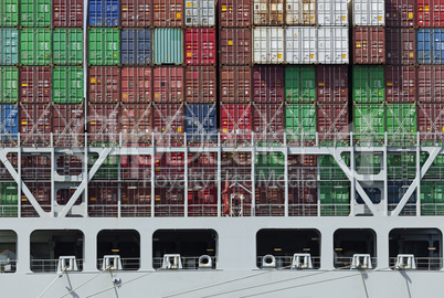 Heck eines Containerschiffes im Hafen von Hamburg, Deutschland
