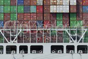 Heck eines Containerschiffes im Hafen von Hamburg, Deutschland