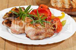Gegrillte Schweinemedaillons,Champignons, Paprika, Tomaten