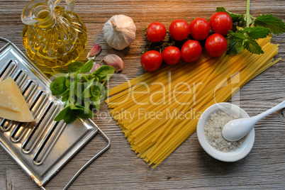 Pasta Tomaten Parmesan auf Holzhintergrund